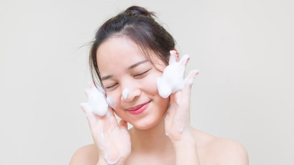 cara mengganti sabun cuci muka yang benar