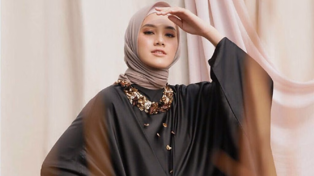 baju hitam cocok dengan jilbab warna apa