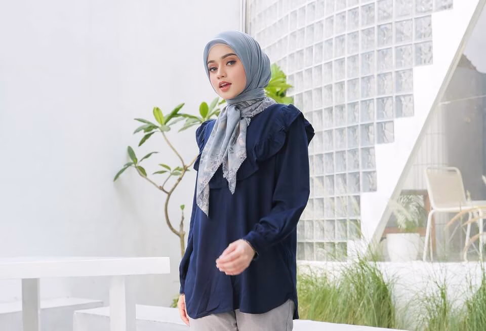 baju navy cocok dengan kerudung warna apa