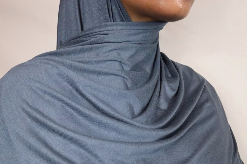 Padanan Jilbab Gamis Denim yang Simpel namun Tetap Menarik Dilihat