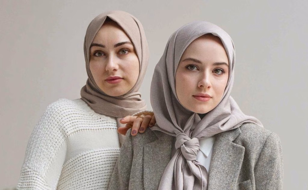 Warna Jilbab untuk Baju Abu-abu yang Bikin Tampilan Lebih Hidup dan Percaya Diri