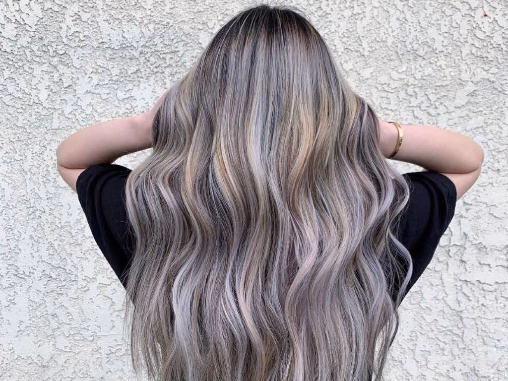 Warna Rambut Abu-Abu Ombre untuk Tampilan yang Elegan dan Modern
