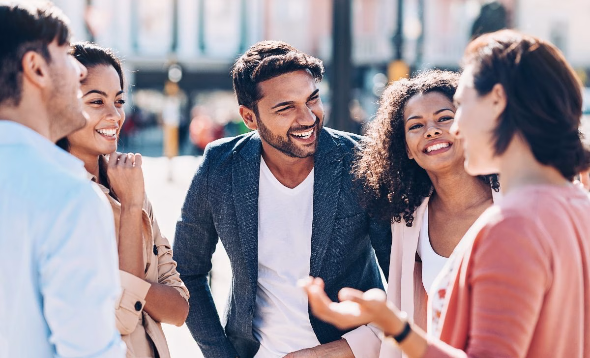 Arti Friendly dalam Kehidupan Sehari-hari yang Lebih Hangat dan Nyata