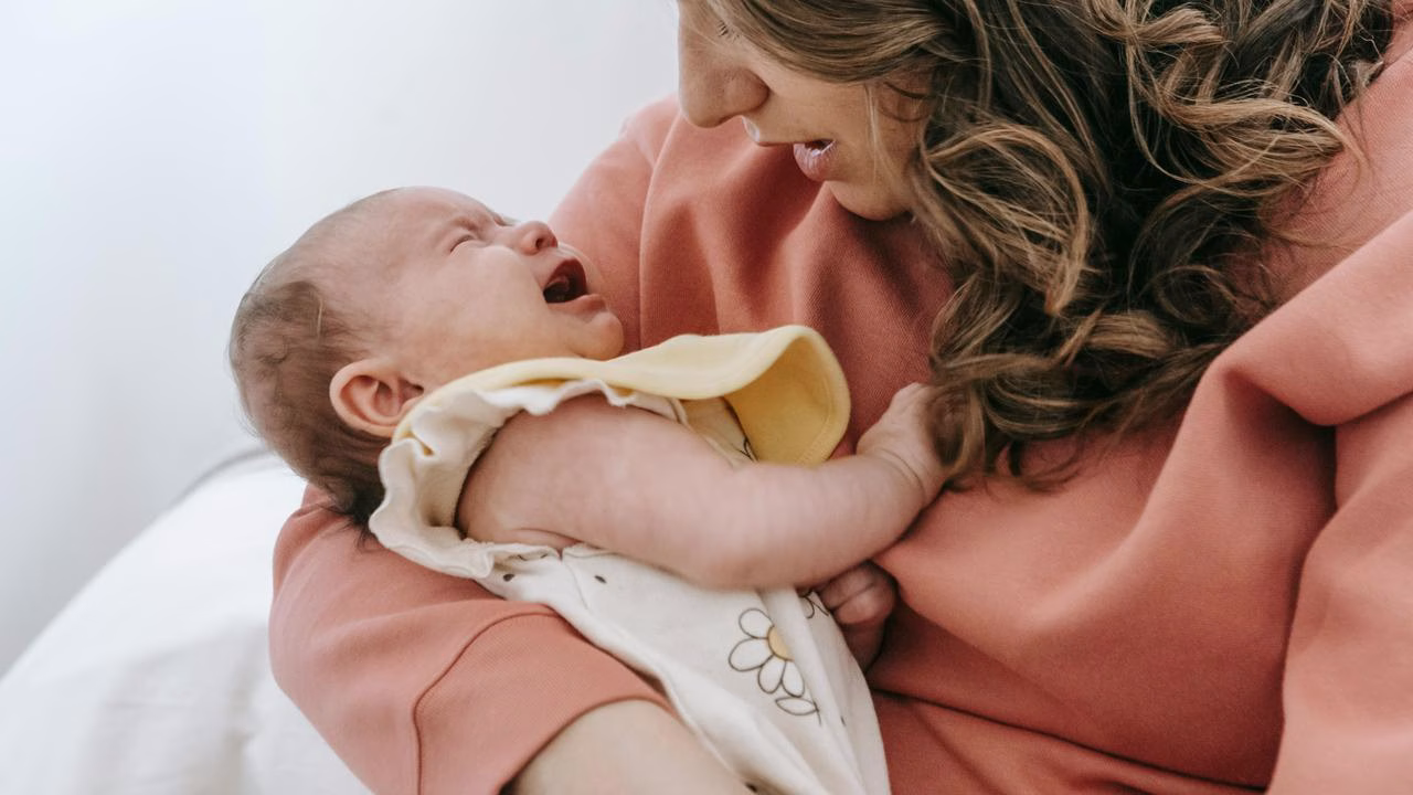 Mimpi Menggendong Bayi dan Maknanya dalam Kehidupan Emosional