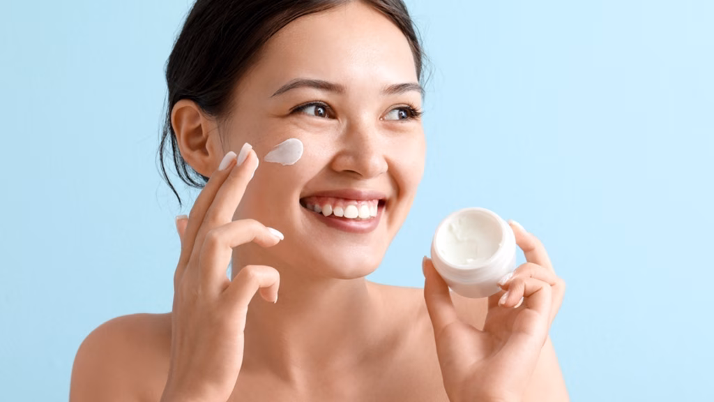 Cara Wajah Tetap Cerah Saat Pakai Sunscreen yang Nyaman dan Tidak Kusam