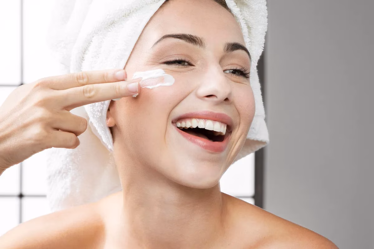 Moisturizer atau Sunscreen Dulu? Rahasia Urutan Skincare Pagi yang Tepat