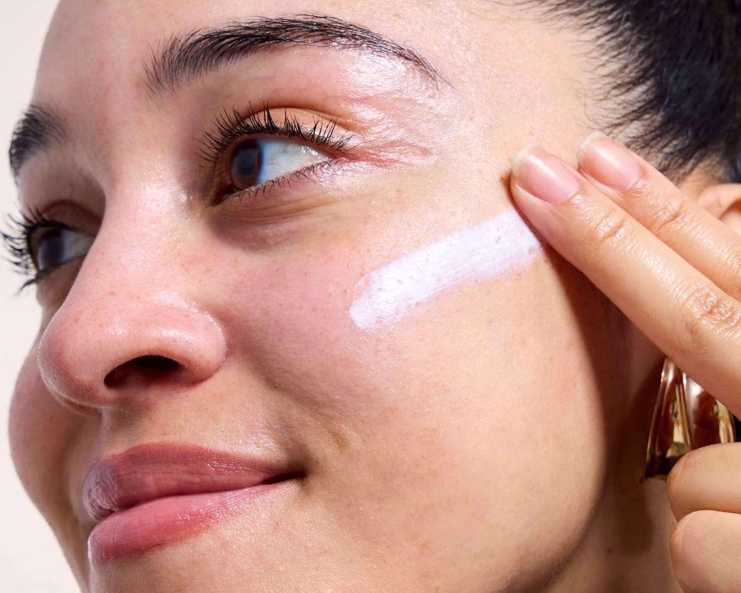 Sunscreen: Pelindung Esensial untuk Kulit Sehat di Setiap Cuaca
