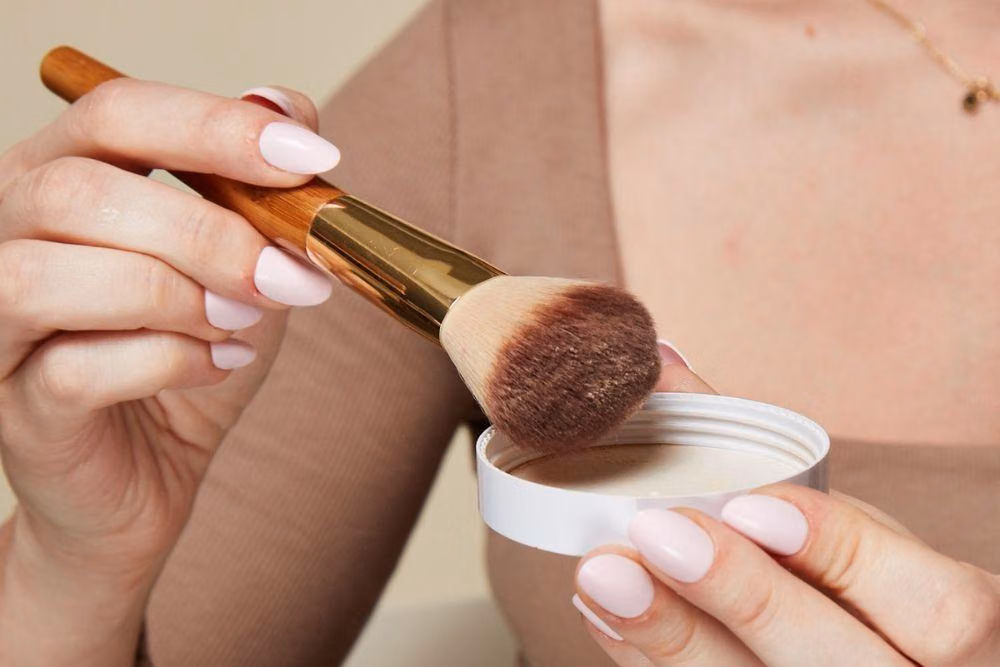 Bedak Tabur Setelah Moisturizer: Rahasia Kulit Lembap dan Makeup Awet Sepanjang Hari