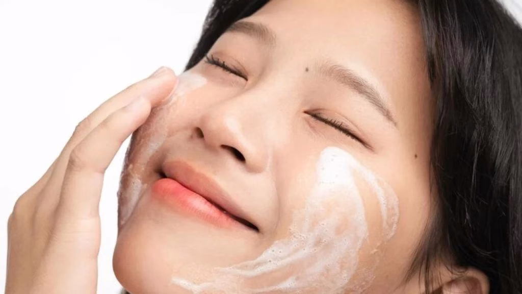 Arti Face Wash dan Manfaatnya untuk Kulit Wajah yang Sehat
