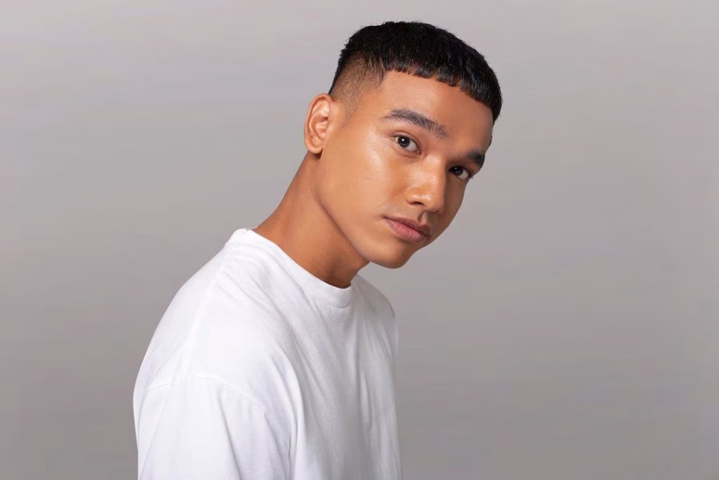 French Crop Rambut Lurus yang Bikin Penampilan Lebih Fresh dan Modern