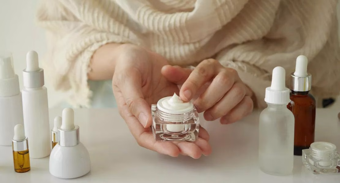 Bahaya Hydroquinone: Rahasia Gelap di Balik Krim Pemutih Kulit yang Bisa Merusak Wajahmu