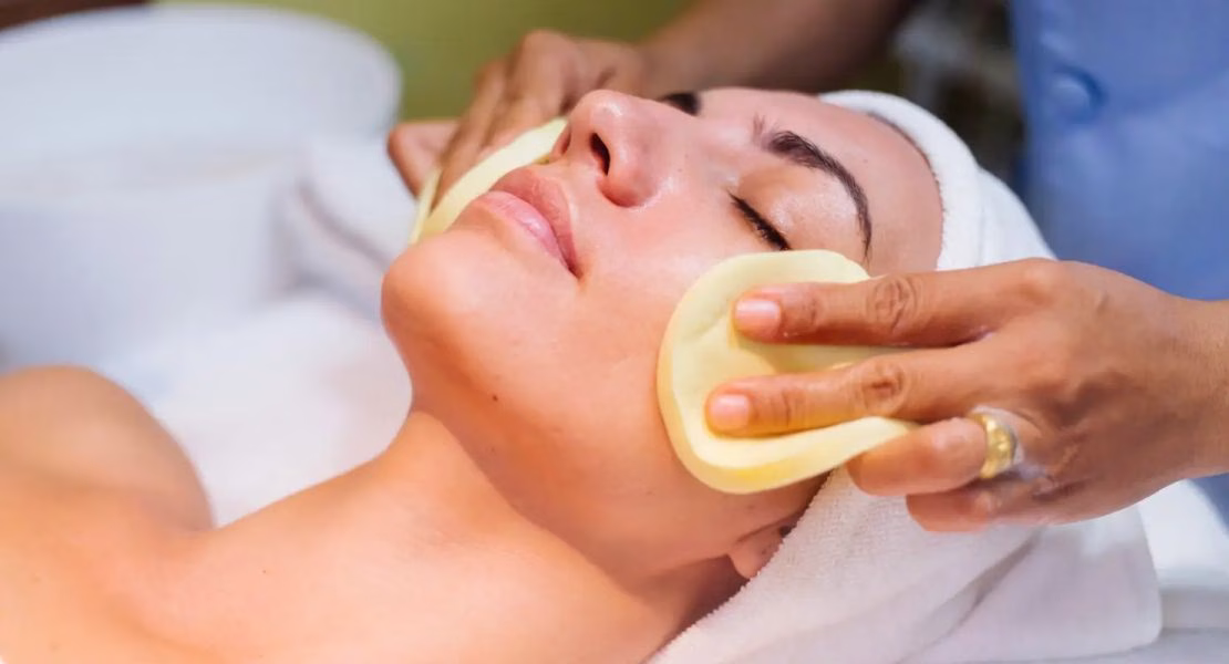 Efek Setelah Peeling Wajah: Pengalaman Kulit Cerah dan Halus yang Banyak Orang Alami