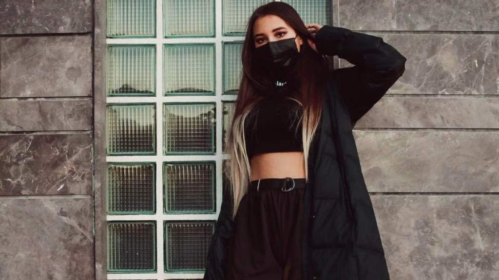 Cewek Mamba: Gaya Outfit Serba Hitam yang Viral di TikTok
