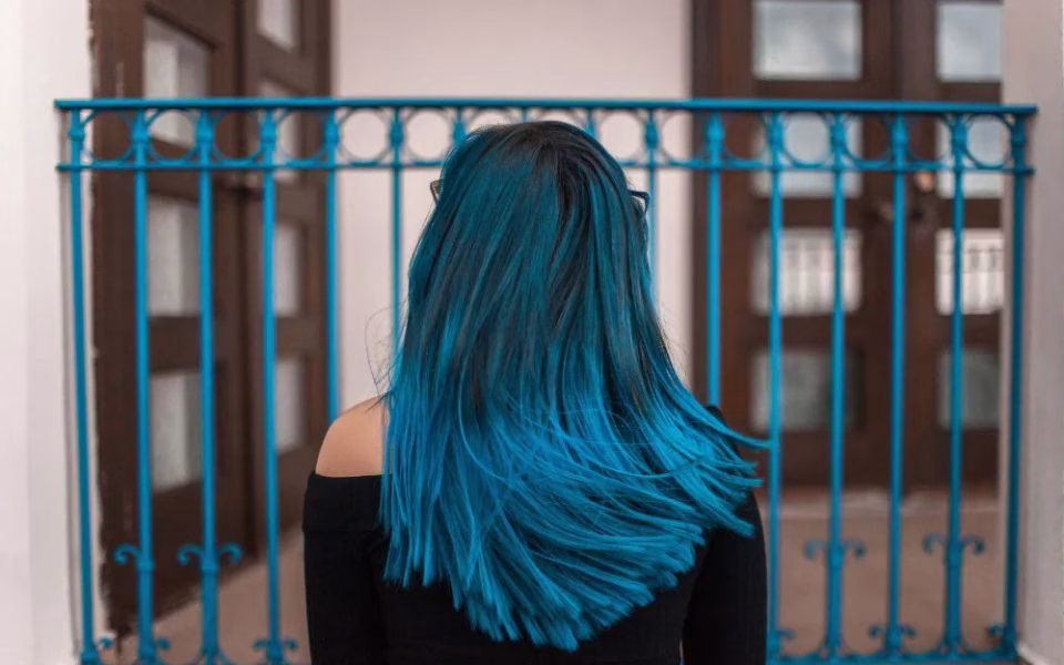 Rambut Biru Membuat Penampilan Lebih Berkarakter dan Segar